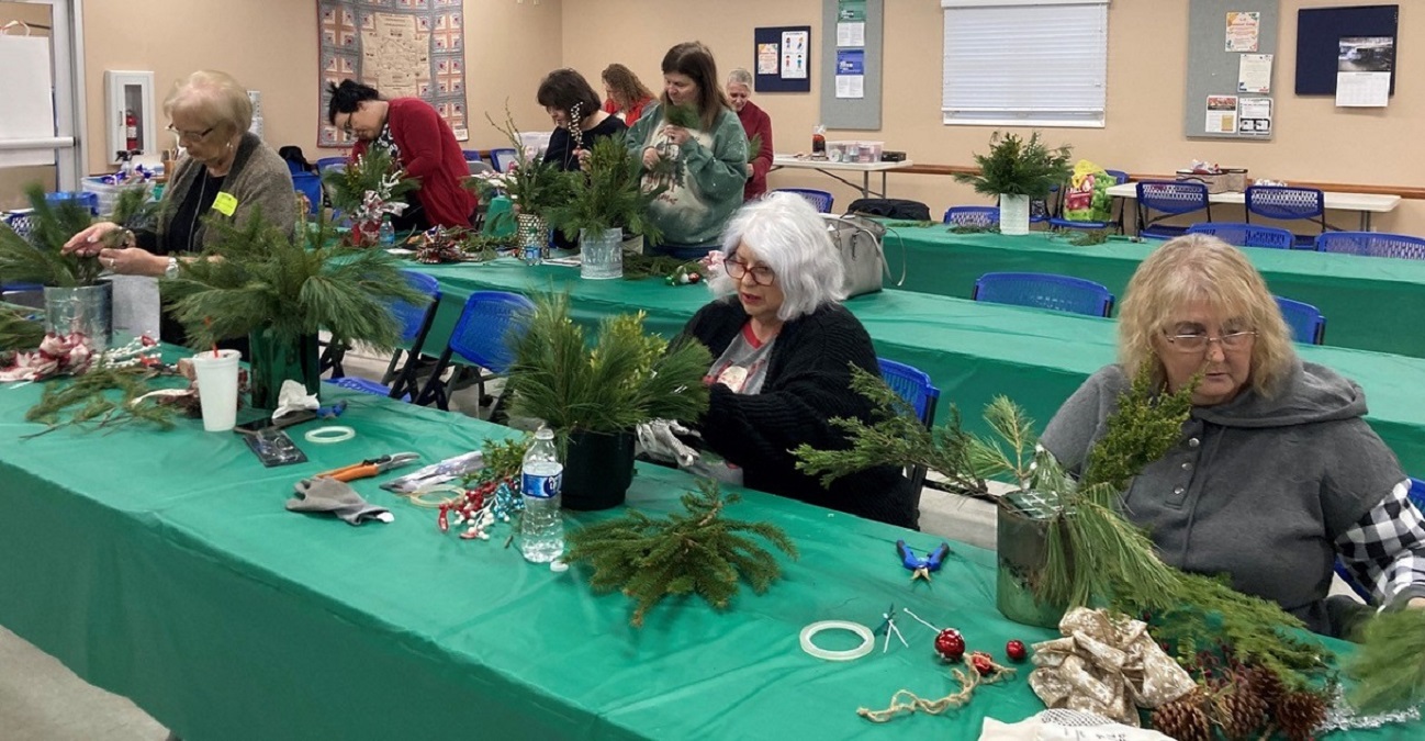 Extension Notes Tips for Fresh Holiday Arrangements